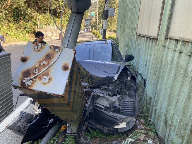 林姓男子载家人出门，因为疲劳驾驶撞断固定式照相机。（翻摄画面）