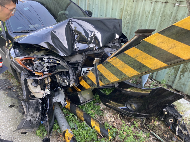 林姓男子载家人出门，因为疲劳驾驶撞断固定式照相机。（翻摄画面）