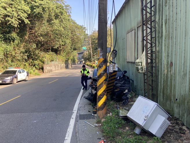 林姓男子载家人出门，因为疲劳驾驶撞断固定式照相机。（翻摄画面）