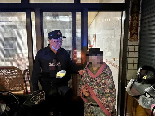 高雄市岡山分局梓官分駐所接獲民眾報案，指梓官區大舍北路有老人癱坐在地，員警獲報後隨即前往，經查，老人趁家人不注意時外出，卻忘記返家之路，所幸員警將老翁平安護送返家，也呼籲家屬務必將聯絡資訊掛飾配戴在老人身上。（高雄市警方提供／林雅惠傳真）