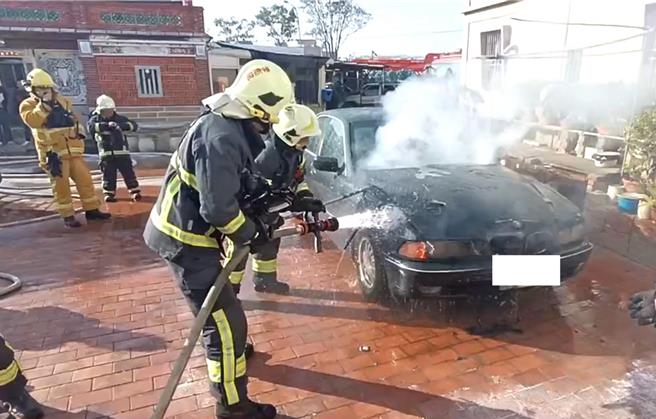 金湖镇琼林村下午发生火烧车意外，1位民眾的BMW轿车引擎盖突然冒烟，警消获报后到场抢救。（民眾提供／于家麒金门传真）