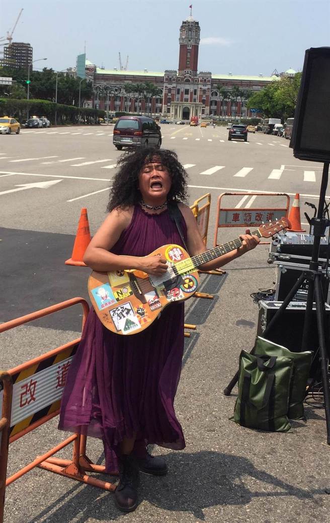 巴奈在凯道演唱动人歌曲。（陈宜加摄）