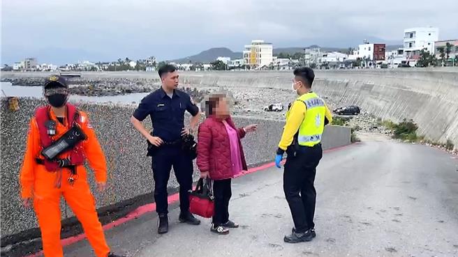 被誤以為企圖輕生的台東婦人，向警消人員解釋純屬烏龍一場。（讀者提供／蕭嘉蕙台東傳真）