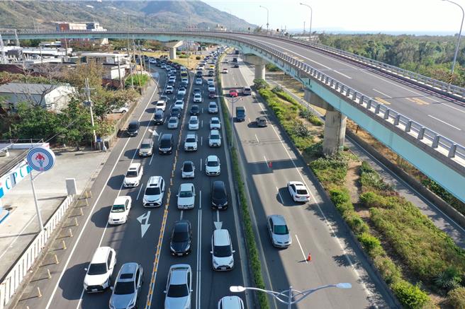 大年初四從墾丁北返出現長長車潮。(警方提供)