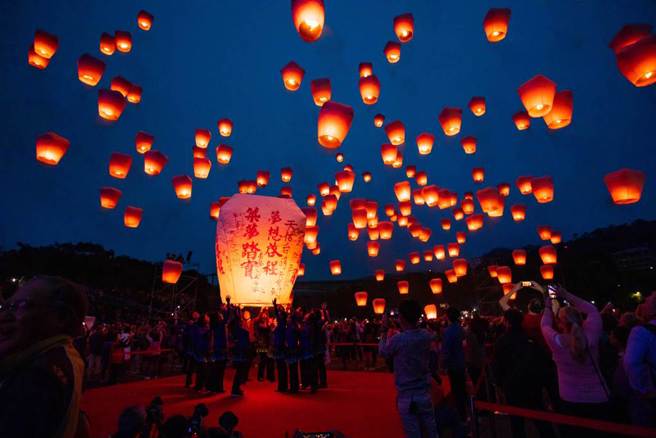 平溪天燈節2月12、15日登場，讓不少民眾趨之若鶩。但環保問題仍存在部分爭議。（示意圖／新北市觀光旅遊局提供）