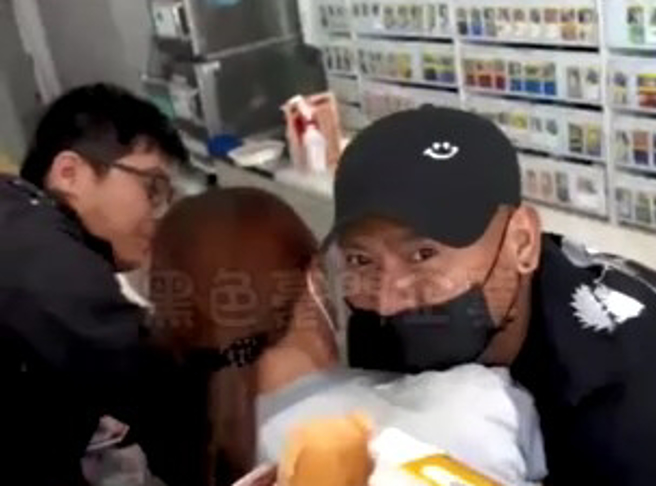 移工因为心情不好，强抱挟持超商女店员，全程被民眾用手机拍下。（翻摄黑色豪门企业）