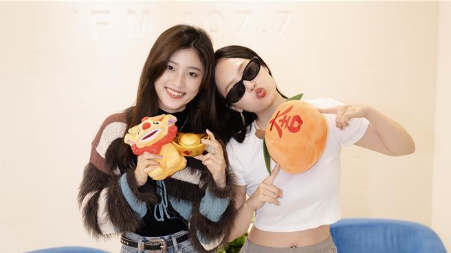 Hit Fm龍年初四特別節目由ANGIE安吉（右）、PINK FUN朵莉主持。（Hit Fm聯播網提供）