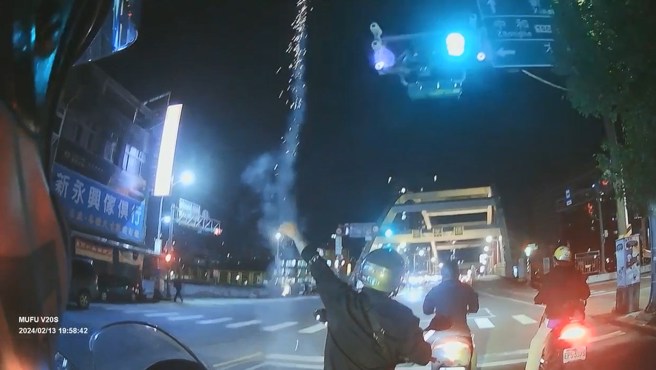 沖天炮射出去後，施放者就騎車跑掉，最後在男騎士前面爆炸。（翻攝爆料公社）