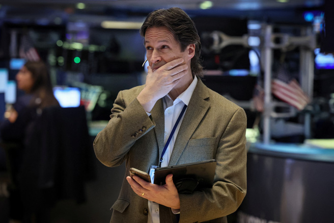 投資人憂心美國通膨居高不下，Fed的降息時間可能延後。（圖／路透社）