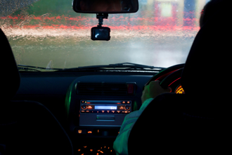 停好車不回家！他曝「一推人把自己關車內」全場喊爽