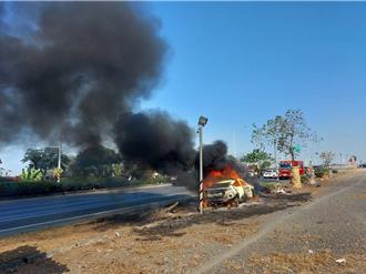 春節驚見火燒車  疑超車不慎撞路樹3人傷