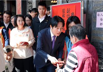賴清德初五屏東拜廟發紅包  藍營市長全程陪同