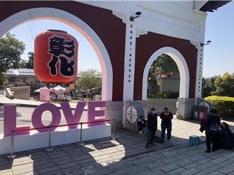 彰化情人節發粉色多多龍 傍晚發放情侶9點就來搶第一