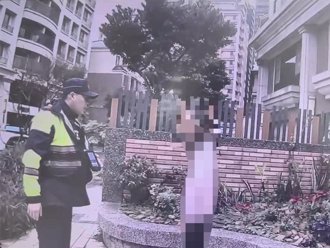 母重病女情绪不稳11度低温赤脚淋雨  警急叩父接回