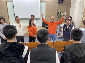 韓國瑜初五關懷兒少銀髮 拜城隍爺誓言會認真打拚為台灣