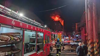 新北市汐止連棟式公寓惡火 加蓋鐵皮起火附近民眾驚呼