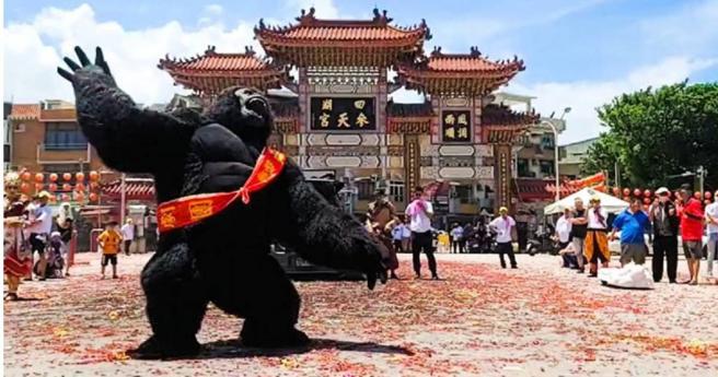 「台北鍾藝劇團」打破觀眾過去對陣頭的傳統印象，用藝術重新詮釋對廟會的奇幻遐想。（圖／鍾藝劇團提供）