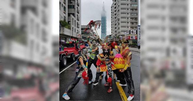 過去曾因「鍾馗」形象不符傳統規範而飽受爭議，如今卻仍透過自身堅持而在陣頭中闖出一片天。（圖／鍾藝劇團提供）