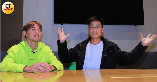 團員陳韋任（左）在育幼院演出時，曾在表演中與孩子互動時，感動到在大猩猩裝內落下男兒淚。（圖／周志龍攝）