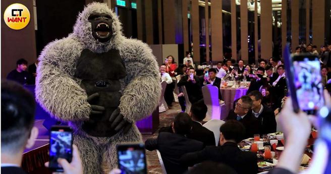 「大猩猩」裝扮成了企業尾牙場焦點，透過戲劇性的編排讓整體演出更加完整且吸睛。（圖／周志龍攝）
