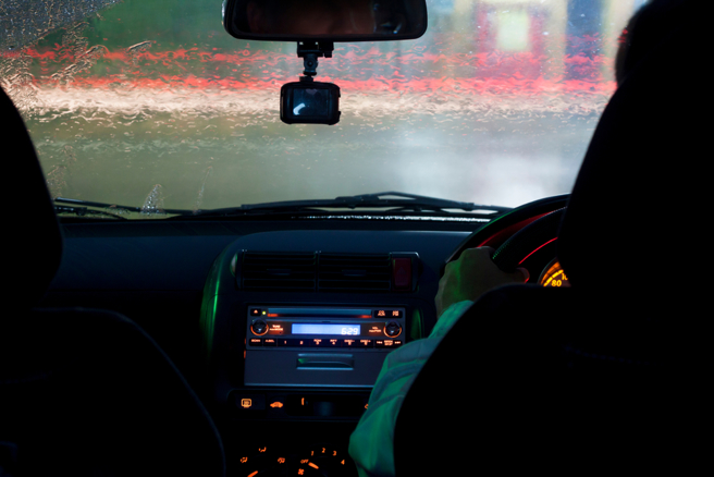 一名网友发现，很多驾驶晚上停好车不回家，把自己关在车里面，让他很好奇原因。（图：shutterstock／达志）