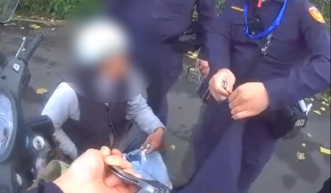 黃男騎機車搖晃且神情恍惚，警方聞到「毒品味」活逮毒蟲。（翻攝畫面）