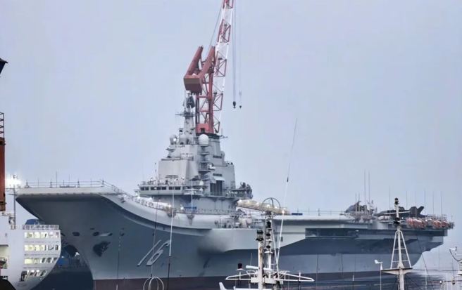 1架黑色的中国歼-35 隐形舰载战机出现在「辽寧」舰航母上。（网路）