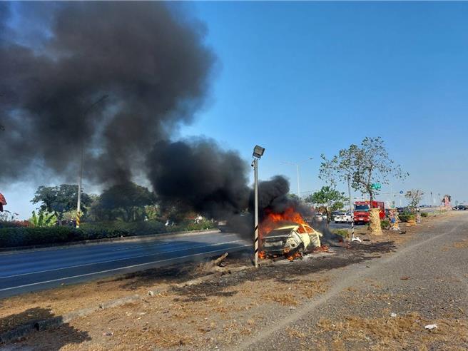 屏東佳冬路段春節期間發生自撞火燒車意外，所幸車上3人僅輕傷。(警方提供)