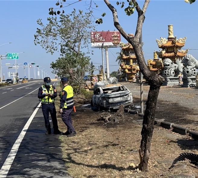 屏東佳冬路段春節期間發生自撞火燒車意外，所幸車上3人僅輕傷。(警方提供)