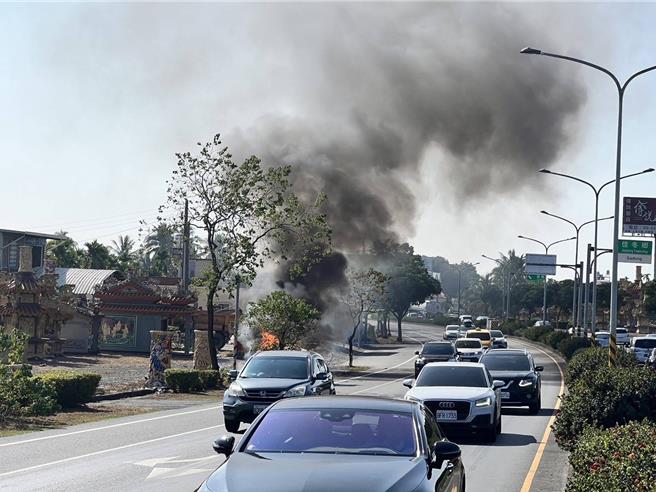 屏東佳冬路段春節期間發生自撞火燒車意外，所幸車上3人僅輕傷。(警方提供)