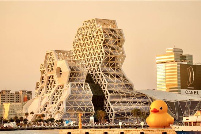 双鸭将于情人节下午Kiss，创下「黄色小鸭动态展演」的全球首例。（摘自高雄旅游网）