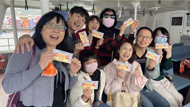 旗津老街过年期间人潮络绎不绝。（高市经发局提供）