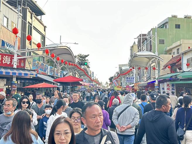 民眾搭乘指定船班「海上巴士」及「金栈游港」，即可获得1张面额50元的「商圈夜市优惠券」。（高市经发局提供）