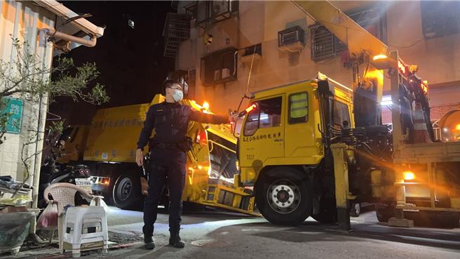 大年初四晚間，高雄市楠梓區一部垃圾車執行垃圾清運任務時，不慎陷於路中受阻，楠梓警分局獲報到場實施管制及交通疏導，現場無人受傷，後經拖吊車協助，才將垃圾車順利拉出。（高雄市警方提供／林雅惠傳真）
