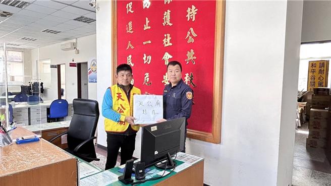 东势区软埤坑玉清宫每逢农历过年，庙方担心鉅额香油钱遭歹徒觊觎，都向警方申请护钞。（东势警分局提供／张妍溱台中传真）