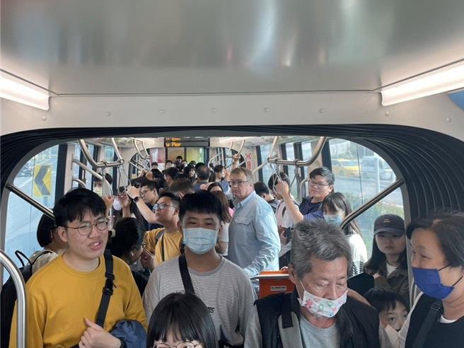 高雄輕軌遇到號誌故障暫停路中，但人潮擁擠卻關閉空調引發旅客抱怨，高捷公司立即派員前往排除，並說明關閉空調是避免列車電力耗盡。示意圖。（民眾提供／任義宇高雄傳真）