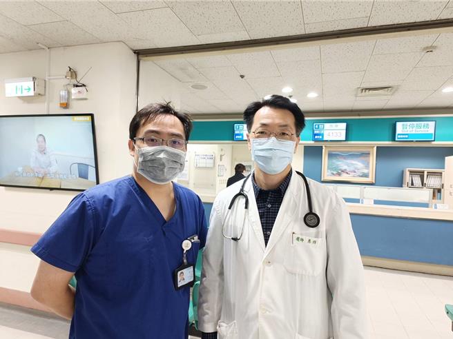 澄清医院中港院区统计农历初一到初三设呼吸道传染病特别门诊，由内科部主任惠群（右）和儿科部医师廖子涵（左）坐阵。（澄清医院提供／冯惠宜台中传真）