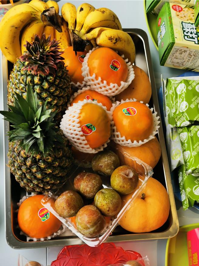在拜拜供品中，水果中的香蕉、李子、梨子、凤梨、柑橘则有「招你来旺吉」的意涵。(杨登嵙提供)