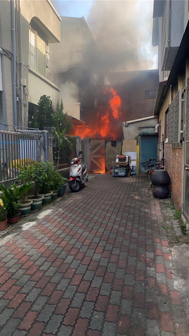 台南市东区大同路巷内一栋3楼透天民宅，14日上午突然传出火警。（读者提供／洪荣志台南传真）