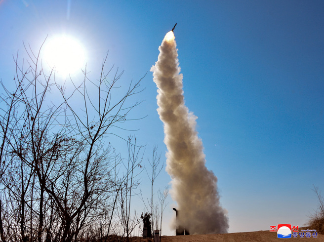 南韓軍方14日上午偵測到北韓朝東海發射數枚巡弋飛彈。圖為北韓1月2日試射新型地對空巡弋飛彈畫面。（資料照／路透社、朝中社）