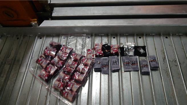 台中市刑大破獲廖姓男子為首的販毒集團，在其自小客特製座椅夾層，查獲大批毒咖啡包。（警方提供／王煌忠台中傳真）