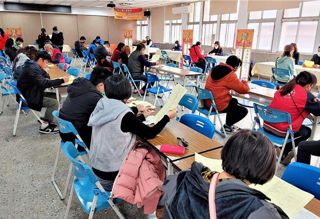 勞動部勞動力發展署雲嘉南分署台南就業中心將在2月17日辧理今年首場年後轉職聯合徵才活動，共有16家廠商提供逾400個工作機會。圖為以往徵才活動現場。（台南就業中心提供／洪榮志台南傳真）