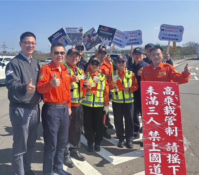 余文忠等人到場發紅包。（縣警局提供／李京昇苗栗傳真）