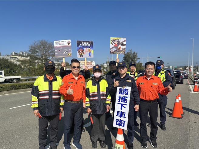 余文忠等人慰問第一線人員。（縣警局提供／李京昇苗栗傳真）