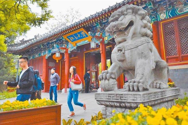 泰晤士高等教育网站公布2023年度高等教育世界大学声誉排名，清华与北大排名再上升，专家认为全球精英高等教育影响力平衡正发生变化，美英正在失去优势。（新华社）