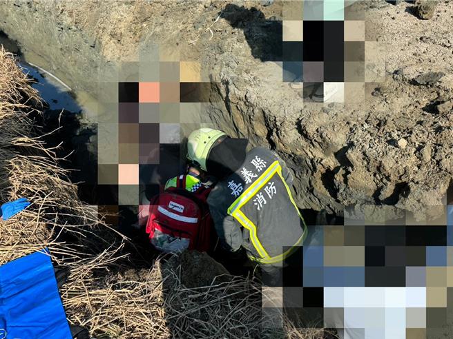嘉義男子監看魚塭施工慘遭活埋，警消徒手挖出搶救。（嘉義縣消防局提供／廖素慧嘉縣傳真）