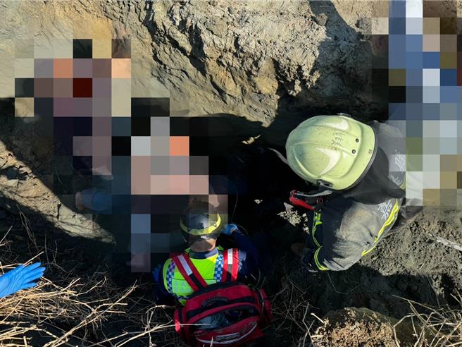 嘉義男監看魚塭施工慘遭土方掩埋，警消徒手挖掘搶救。（嘉義縣消防局提供／廖素慧嘉縣傳真）