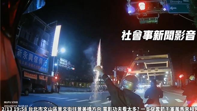 55岁廖男停等红灯时施放冲天炮。（翻摄画面）