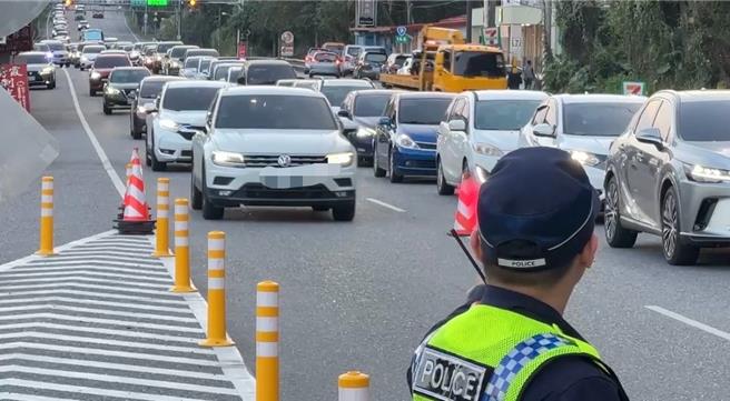 收假日，苏花路廊北上车辆大增，花莲崇德段、太鲁阁大桥上，上午10时起则大批车潮。（翻摄画面）