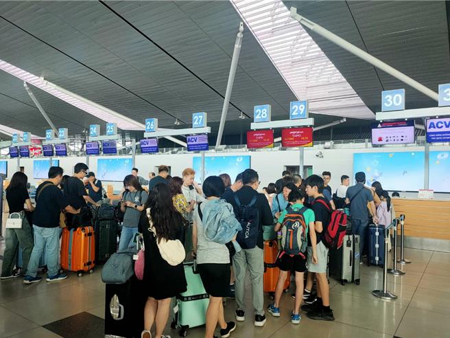 富国岛遭丢包旅客今日分3班搭机返台，旅客在富国岛机场办理登机，将全数返台。（越南WInnER国际旅行社提供／蔡亚桦台北传真）